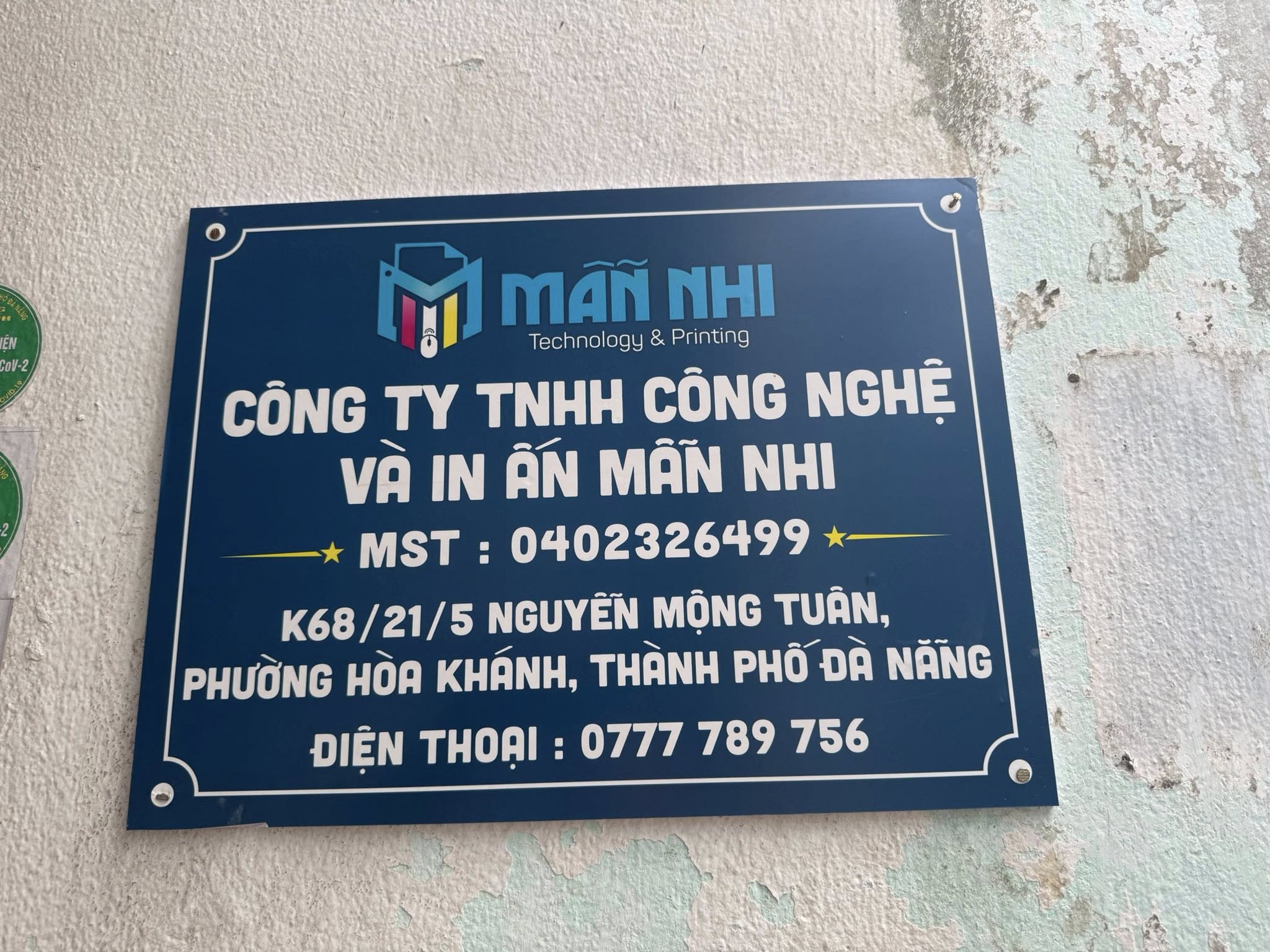 Bảng tên công ty nền xanh